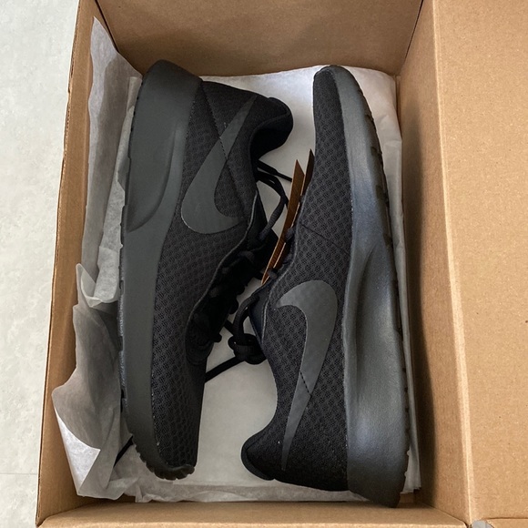 Nike Shoes - Women’s Nike Tanjun sneakers, black size 10.